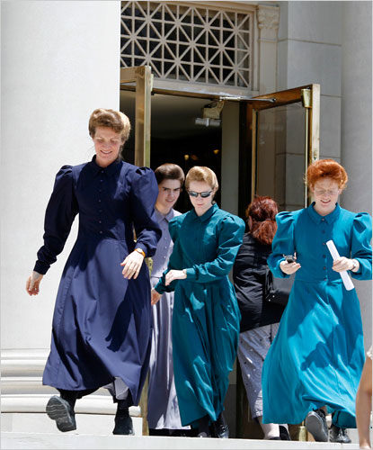 FLDS members leave courthouse May 22, 2008