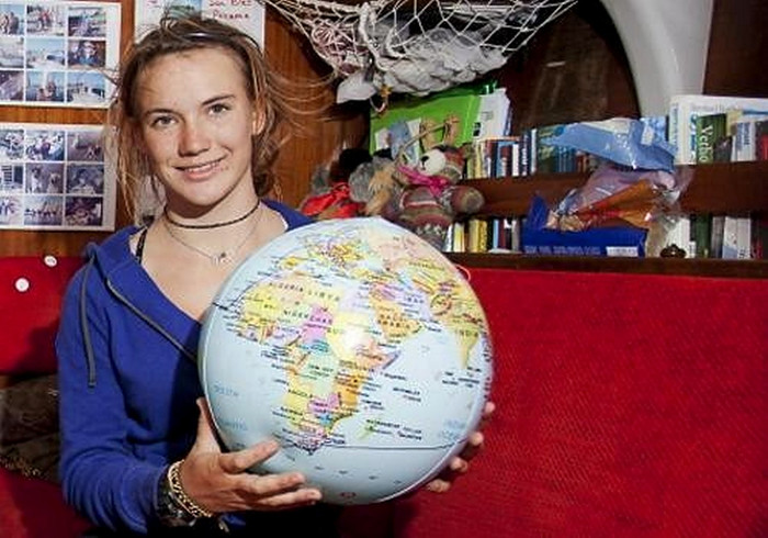 Laura Dekker with globe