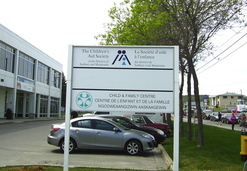 Sudbury Children's Aid sign in three languages